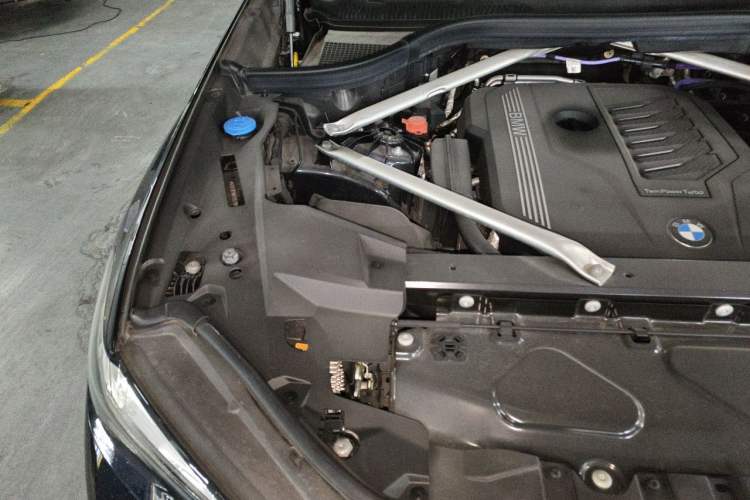 Used BMW X5 2022 xDrive 40Li M Sport Package Engine Bay Right
