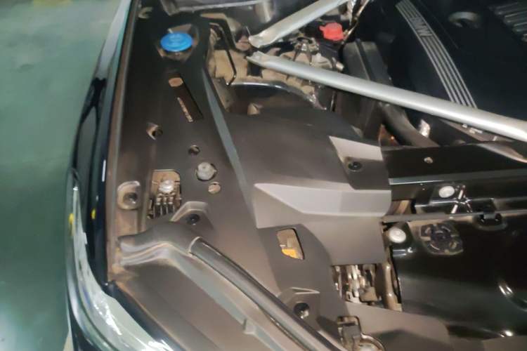 Used BMW X5 2022 xDrive 40Li M Sport Package Engine Bay Right