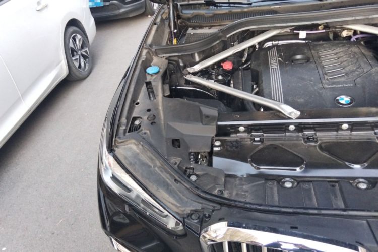 Used BMW X5 2022 xDrive 40Li M Sport Package Engine Bay Right