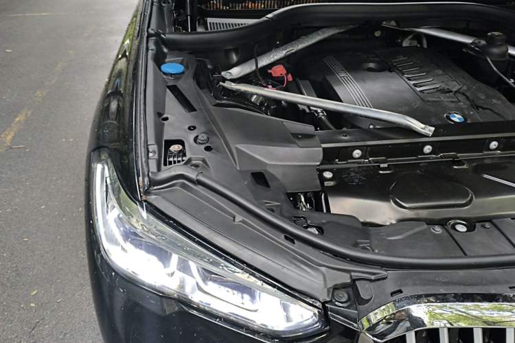 Used BMW X5 2022 xDrive40i M Sport Package Engine Bay Right