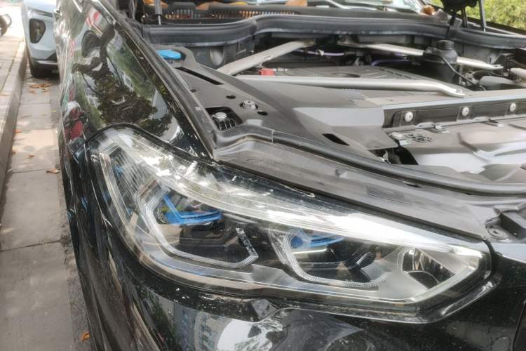 Used BMW X5 2022 xDrive 40Li M Sport Package Engine Bay Right