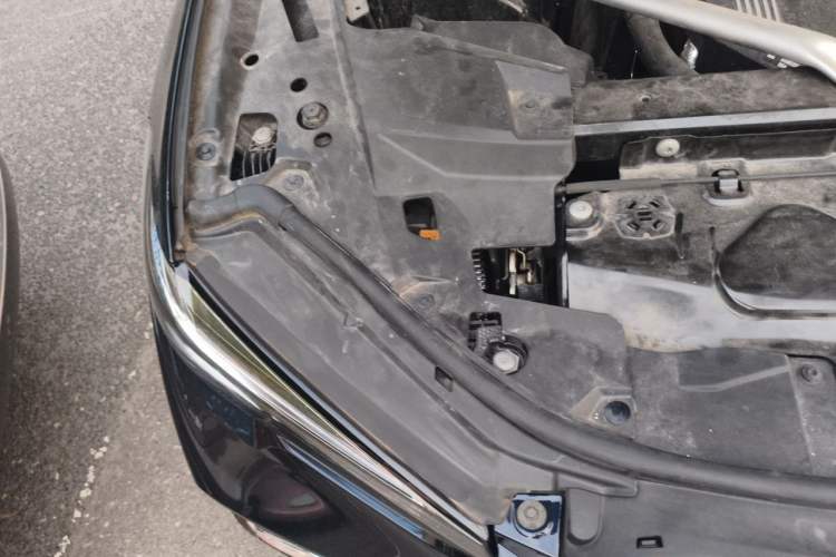 Used BMW X5 2022 xDrive 40Li Luxury Edition M Sport Package Engine Bay Right