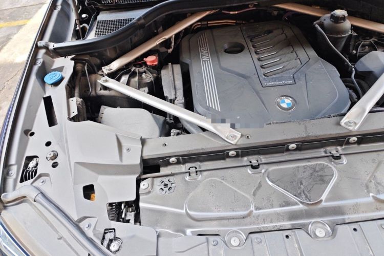 Used BMW X5 2022 xDrive 40Li M Sport Package Engine Bay Right