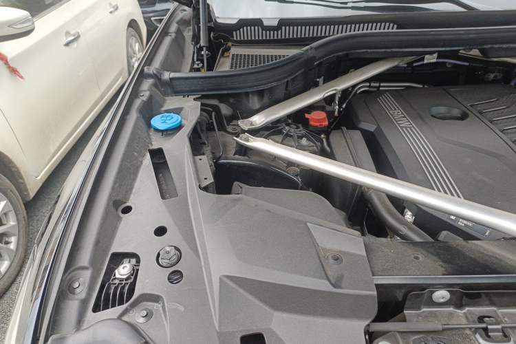 Used BMW X5 2022 xDrive 40Li M Sport Package Engine Bay Right
