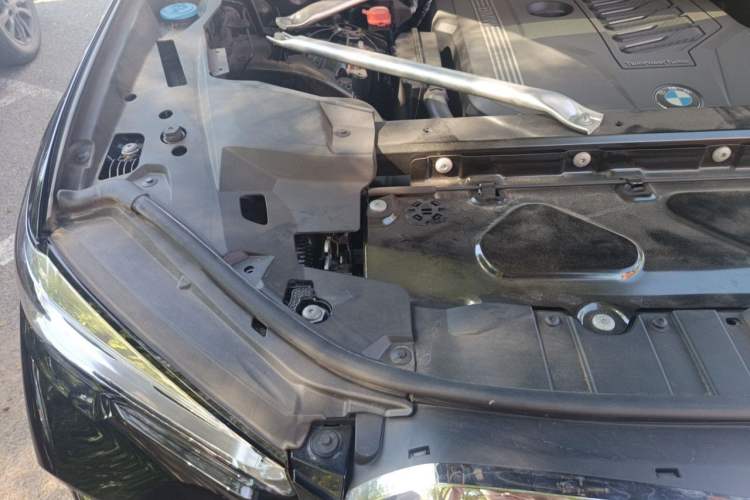 Used BMW X5 2022 Restyled xDrive 40Li M Sport Package Engine Bay Right