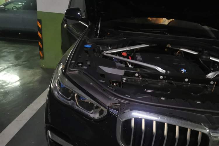 Used BMW X5 2022 xDrive 30Li Luxury M Sport Package Engine Bay Right
