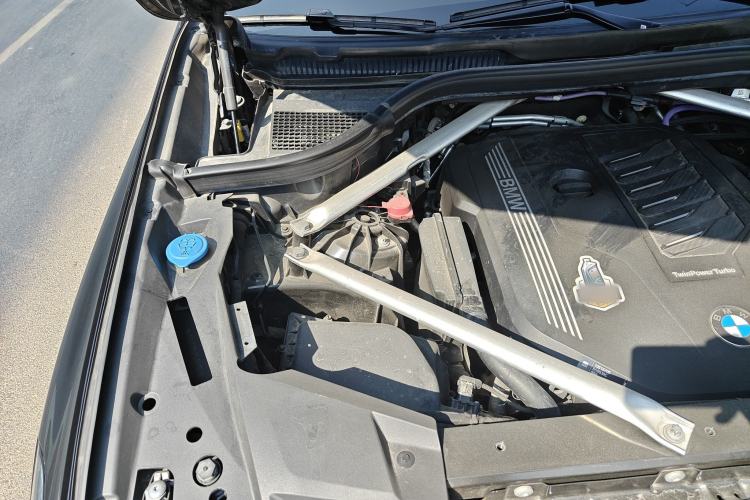 Used BMW X5 2022 xDrive 40Li M Sport Package Engine Bay Right