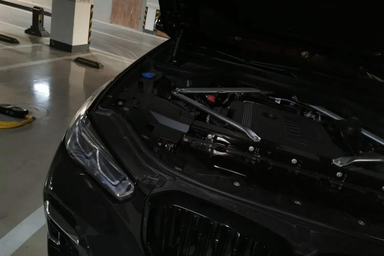 Used BMW X5 2022 xDrive 40Li M Sport Package Engine Bay Right