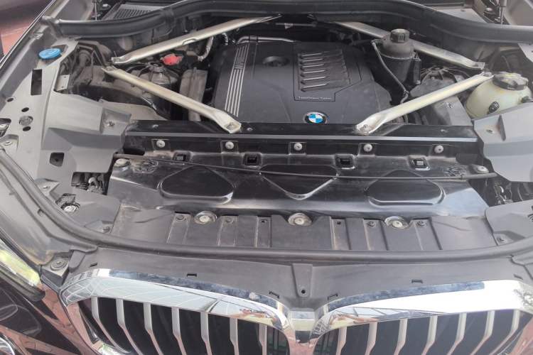 Used BMW X5 2022 xDrive 40Li M Sport Package Engine Bay Right