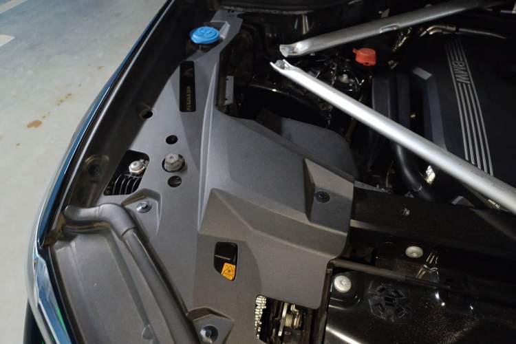 Used BMW X5 2022 Restyled xDrive 40Li M Sport Package Engine Bay Right
