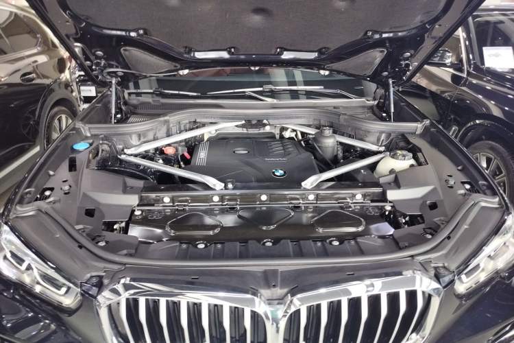 Used BMW X5 2022 Restyled xDrive 30Li Luxury Version M Sport Package Engine Bay