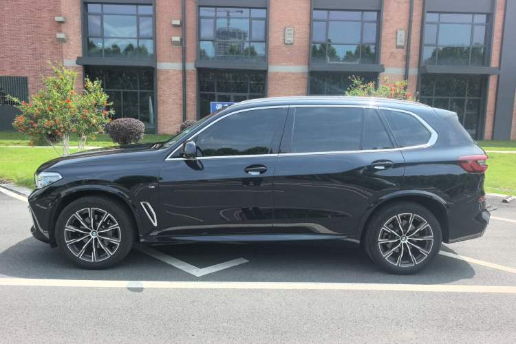 Used BMW X5 2022 xDrive 30Li Luxury M Sport Package Exterior 1