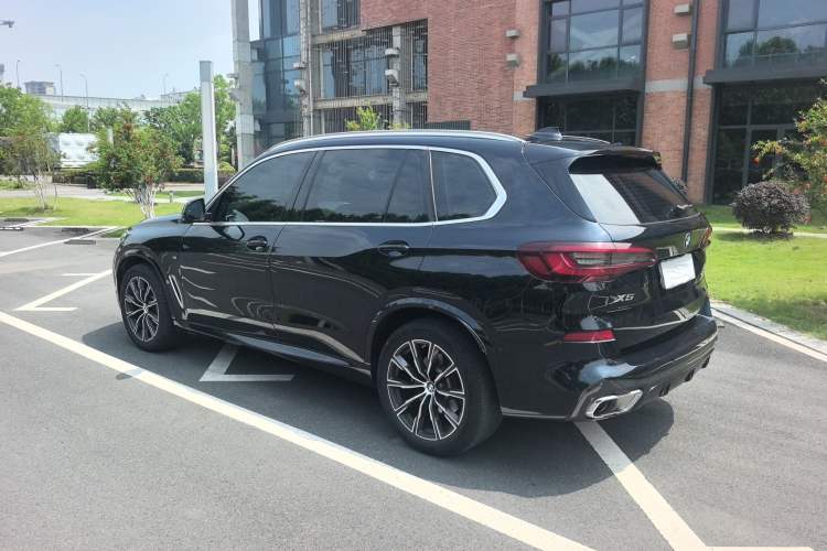 Used BMW X5 2022 xDrive 30Li Luxury M Sport Package Exterior 2