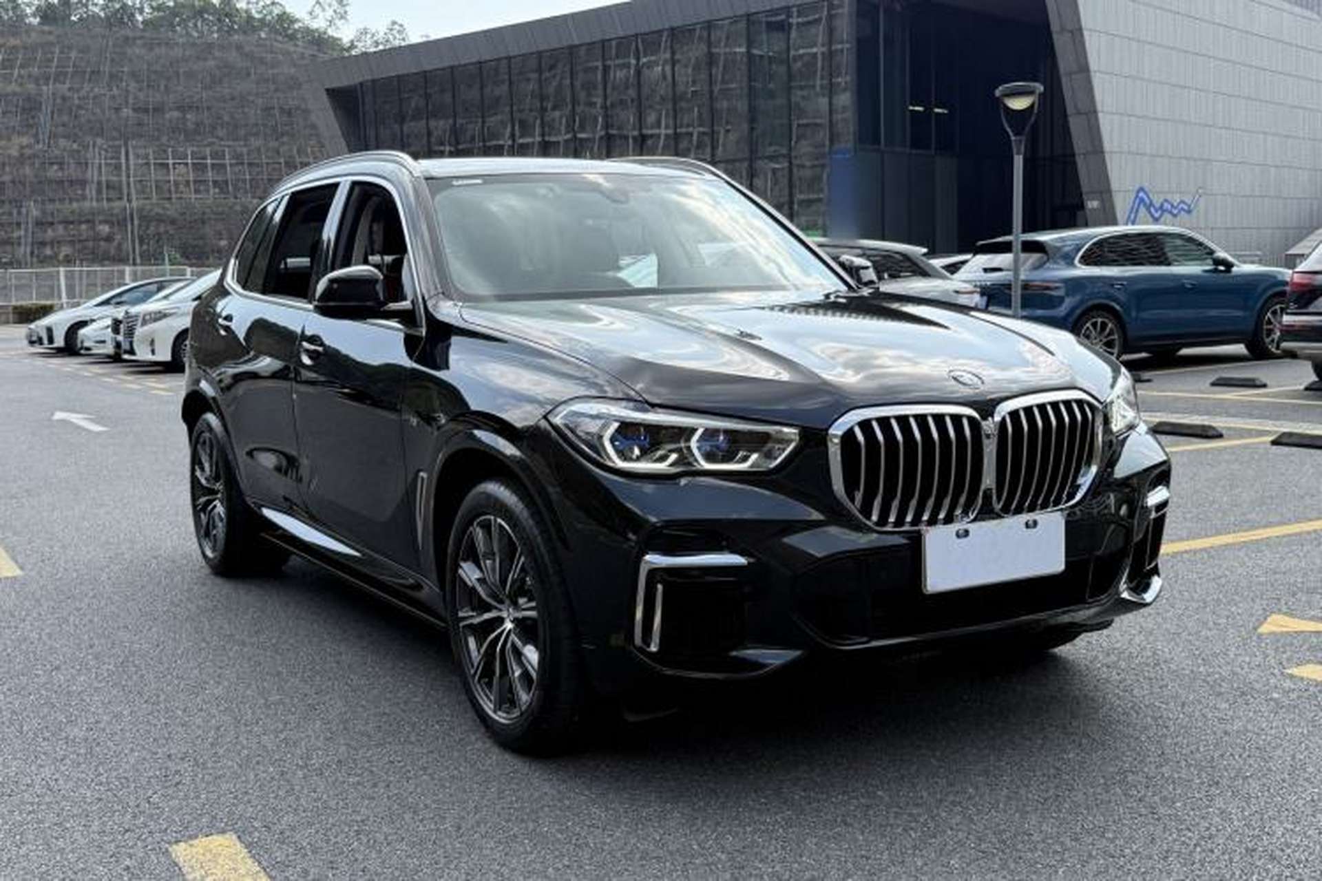 Used BMW X5 2022 Restyled xDrive 30Li Luxury Version M Sport Package Exterior 3
