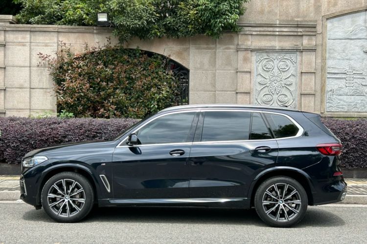 Used BMW X5 2022 Restyled xDrive 30Li Luxury Version M Sport Package Exterior 3