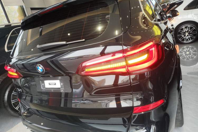 Used BMW X5 2022 Restyled xDrive 30Li Luxury Version M Sport Package Exterior 4