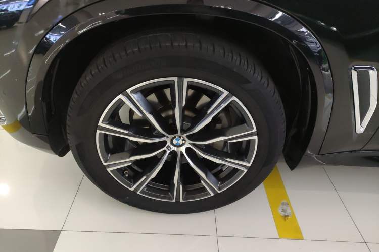 Used BMW X5 2022 Restyled xDrive 30Li Luxury Version M Sport Package Exterior 7