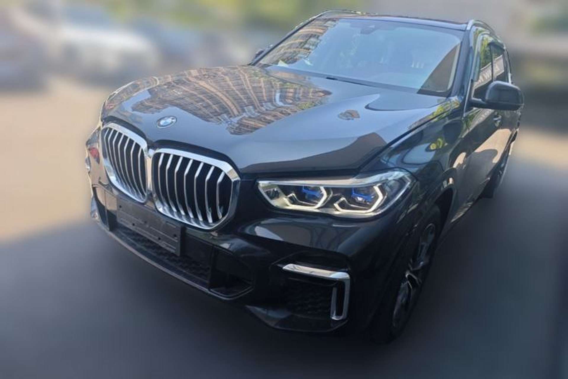 Used BMW X5 2022 xDrive 30Li Luxury M Sport Package Front Left 45 Deg