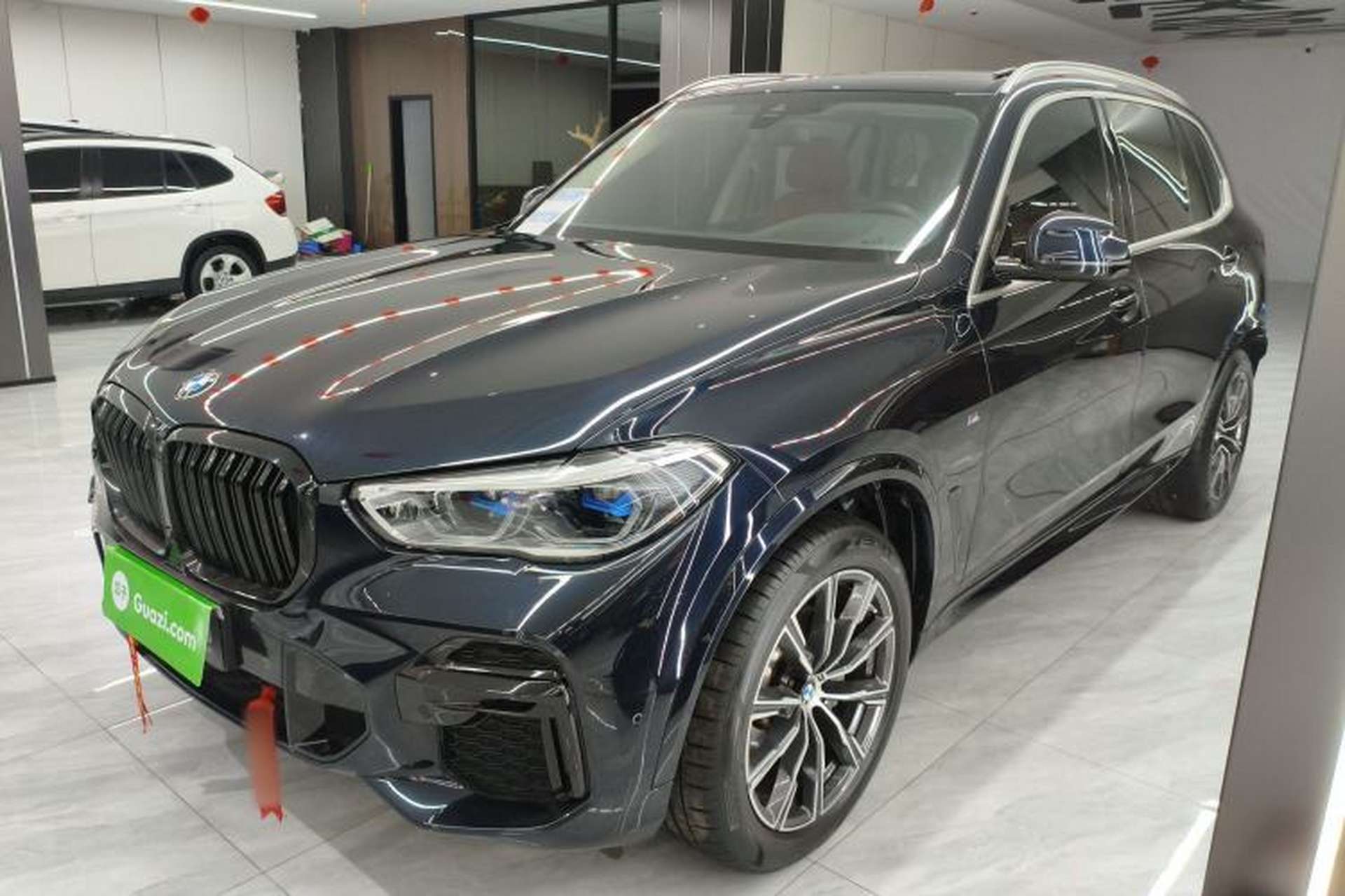 Used BMW X5 2022 xDrive 30Li Luxury M Sport Package Front Left 45 Deg