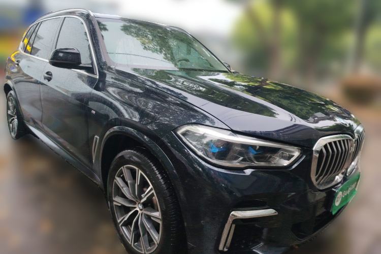 Used BMW X5 2022 xDrive 30Li Luxury M Sport Package Front Right 45 Deg
