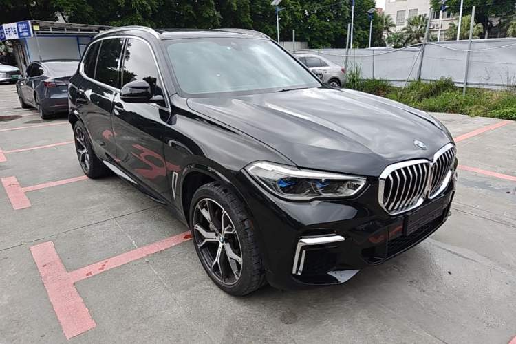 Used BMW X5 2022 xDrive 40Li M Sport Package Front Right 45 Deg