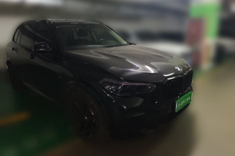Used BMW X5 2022 xDrive 30Li Luxury M Sport Package Front Right 45 Deg
