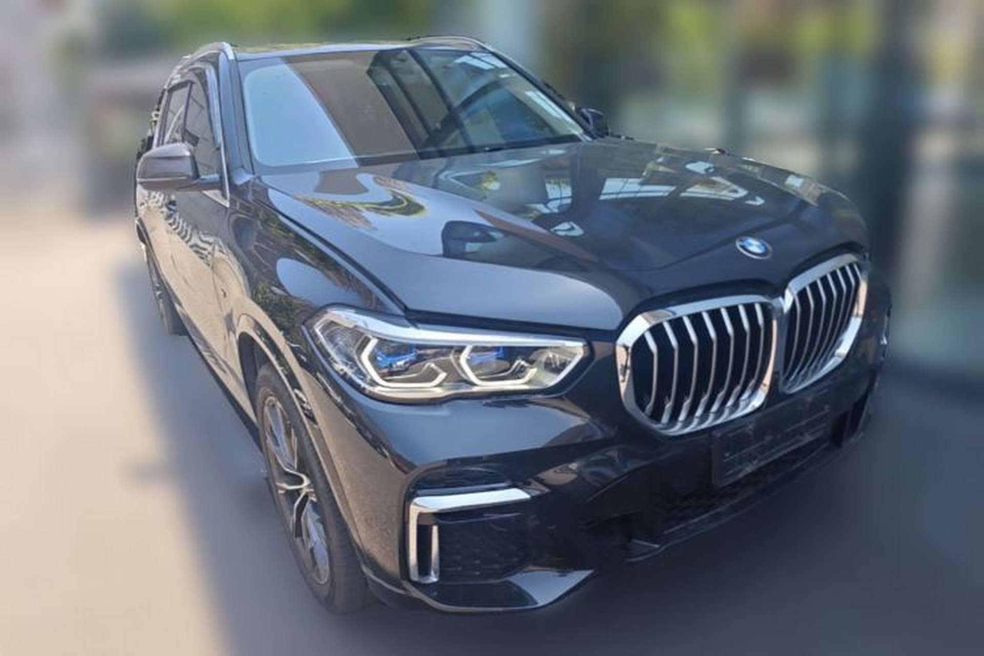 Used BMW X5 2022 xDrive 30Li Luxury M Sport Package Front Right 45 Deg