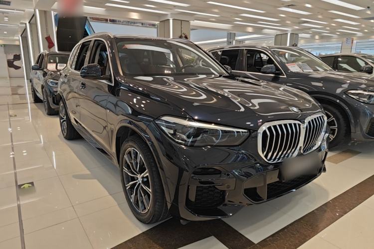 Used BMW X5 2022 xDrive30i M Sport Package Front Right 45 Deg