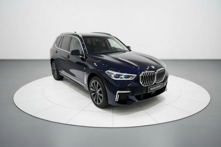 Used BMW X5 2022 xDrive 30Li Luxury M Sport Package Front Right 45 Deg