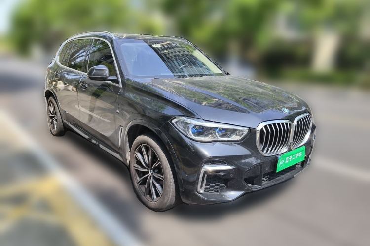 Used BMW X5 2022 xDrive 30Li Luxury M Sport Package Front Right 45 Deg