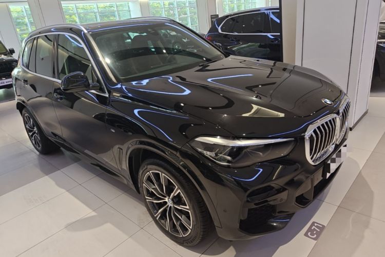 Used BMW X5 2022 xDrive30i M Sport Package Front Right 45 Deg