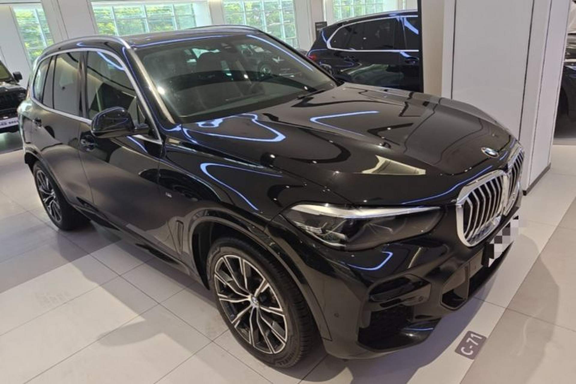 Used BMW X5 2022 xDrive30i M Sport Package Front Right 45 Deg
