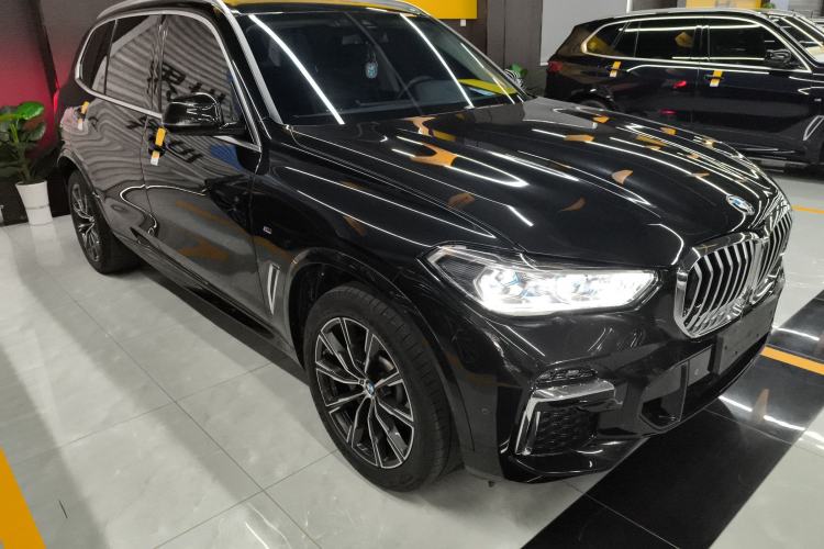 Used BMW X5 2022 Restyled xDrive 30Li M Sport Package Front Right 45 Deg