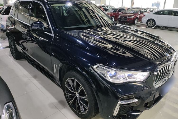 Used BMW X5 2022 xDrive 30Li Luxury M Sport Package Front Right 45 Deg