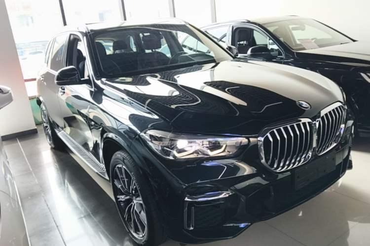 Used BMW X5 2022 xDrive 30Li M Sport Package Front Right 45 Deg