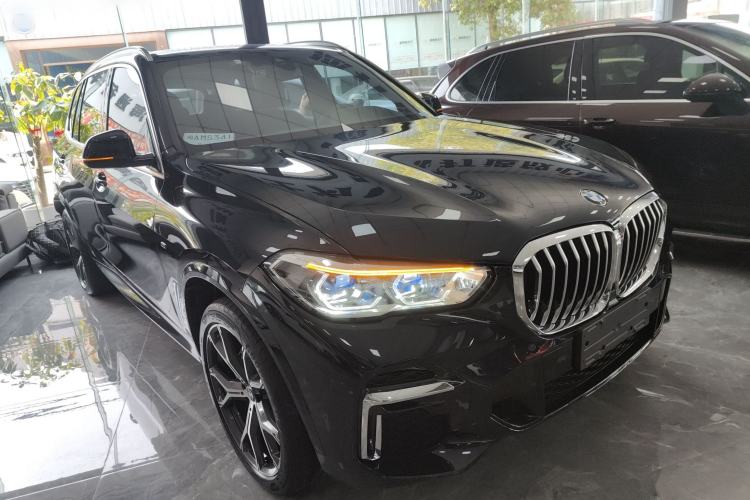 Used BMW X5 2022 Restyled xDrive 40Li M Sport Package Front Right 45 Deg