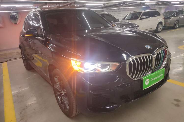 Used BMW X5 2022 xDrive30i M Sport Package Front Right 45 Deg