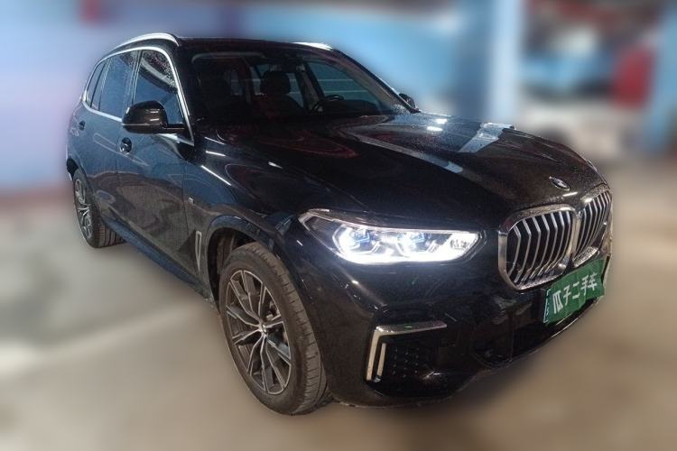 Used BMW X5 2022 xDrive 30Li Luxury M Sport Package Front Right 45 Deg
