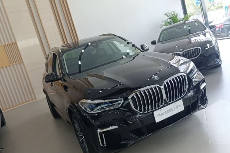 Used BMW X5 2022 xDrive 30Li Luxury M Sport Package Front Right 45 Deg