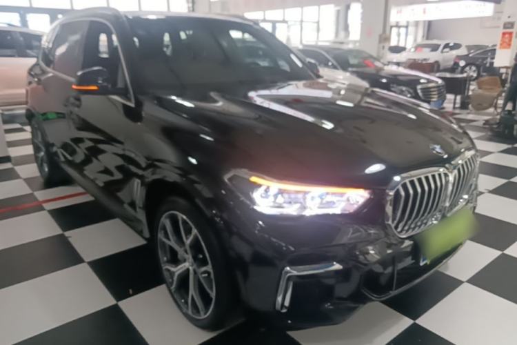 Used BMW X5 2022 Restyled xDrive 40Li M Sport Package Front Right 45 Deg