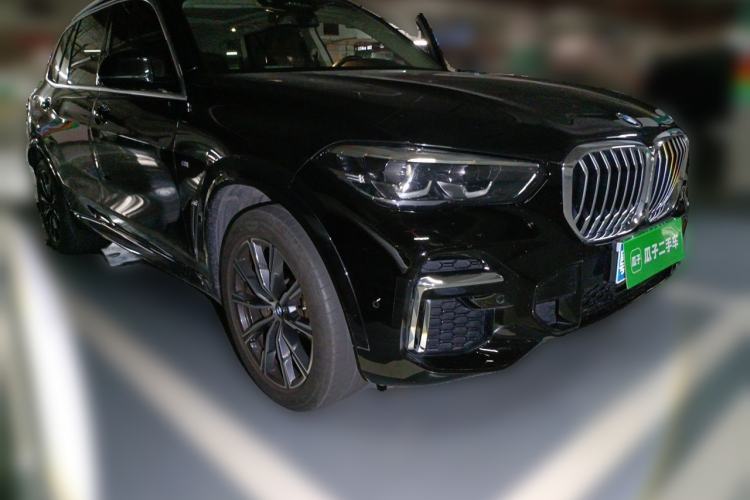 Used BMW X5 2022 xDrive 30Li M Sport Package Front Right 45 Deg