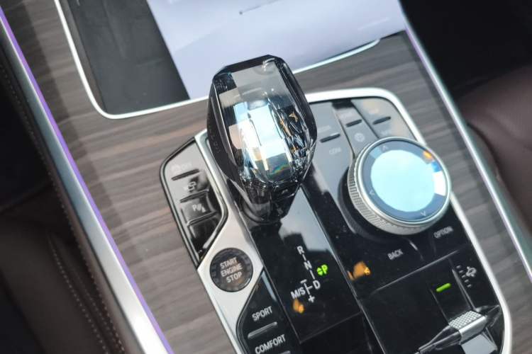 Used BMW X5 2022 xDrive 40Li Luxury Edition M Sport Package Gear Lever
