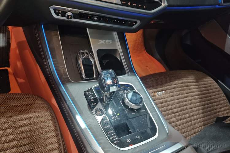 Used BMW X5 2022 xDrive 30Li Luxury M Sport Package Gear Lever