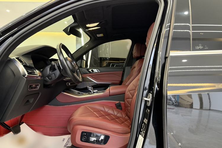 Used BMW X5 2022 xDrive 40Li M Sport Package Interior 2