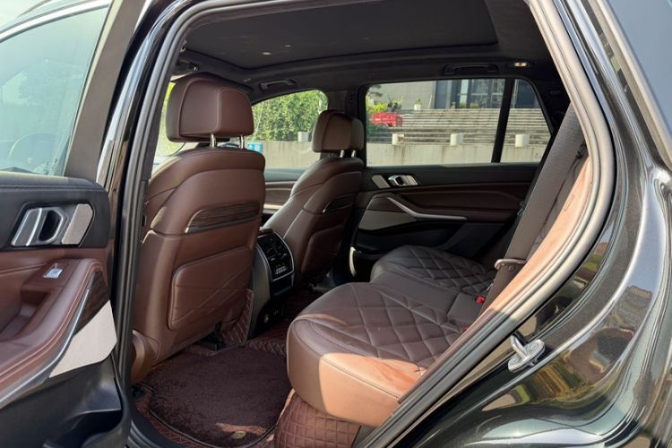 Used BMW X5 2022 xDrive 40Li M Sport Package Interior 2