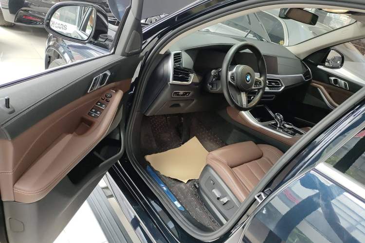 Used BMW X5 2022 xDrive40i M Sport Package Interior 4