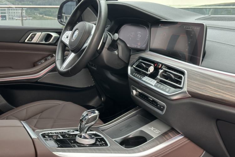 Used BMW X5 2022 Restyled xDrive 40Li M Sport Package Interior 4