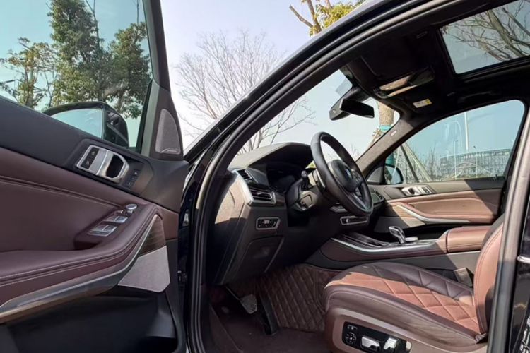 Used BMW X5 2022 xDrive 40Li M Sport Package Interior 5