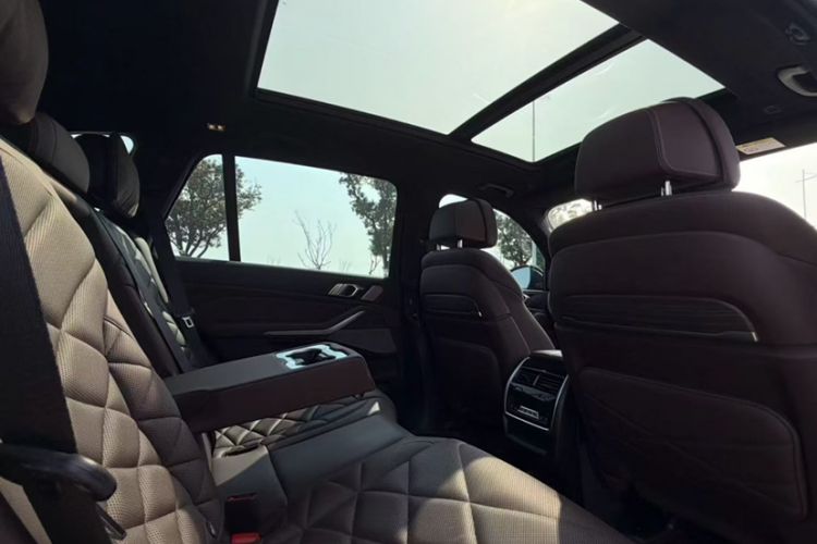 Used BMW X5 2022 xDrive 40Li M Sport Package Interior 9
