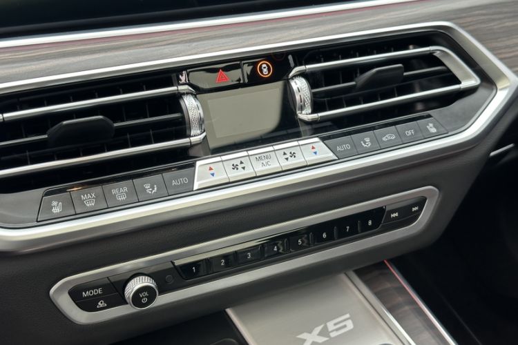 Used BMW X5 2022 Restyled xDrive 40Li M Sport Package Interior 9